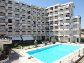 Apartment for 4 people with swimming pool facing the beach